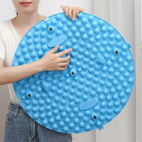 femme qui tient un tapis d acupression rond